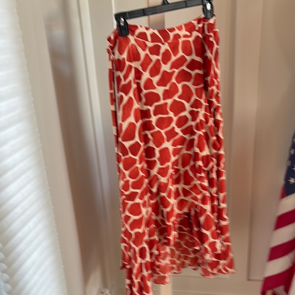 Chic Red and White Giraffe Print Skirt